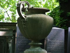 Steinmetzarbeit auf dem Jüdischen Friedhof Berlin Prenzlauer Berg