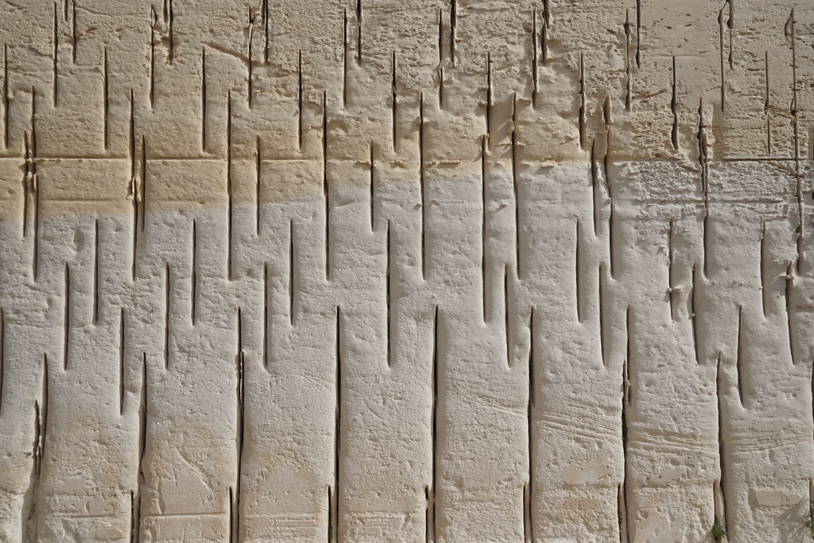 SteinmetzSpuren in maltesischem Sandstein (Limestoneheritage)
