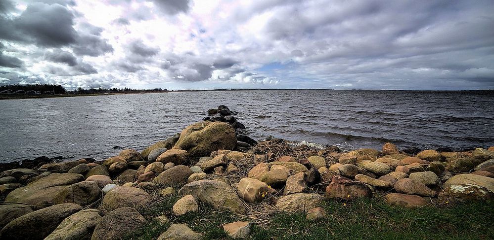 Steinmole am Ringköbing Fjord in Dänemark