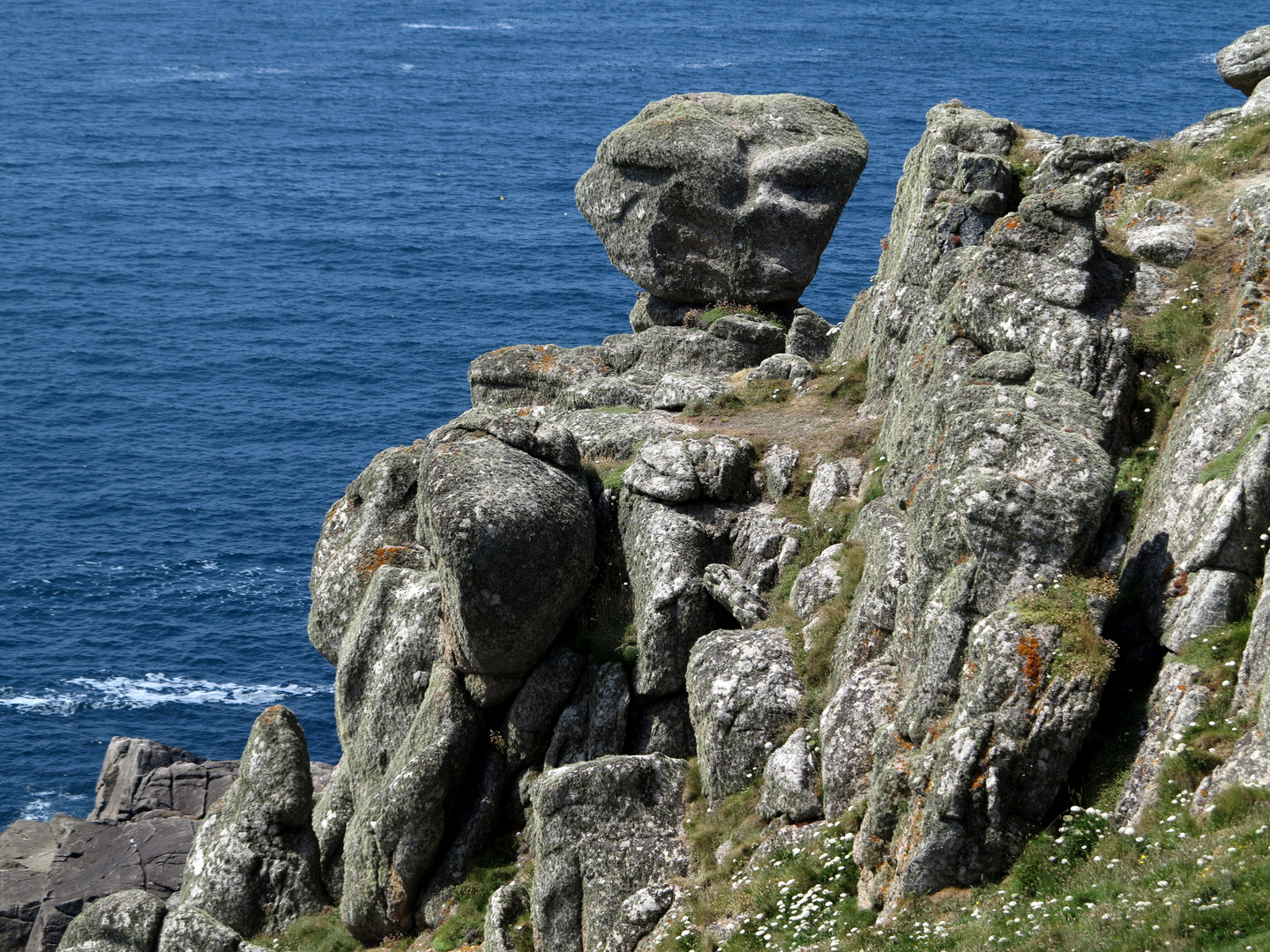 Steinmonument an der Küste von Cornwall