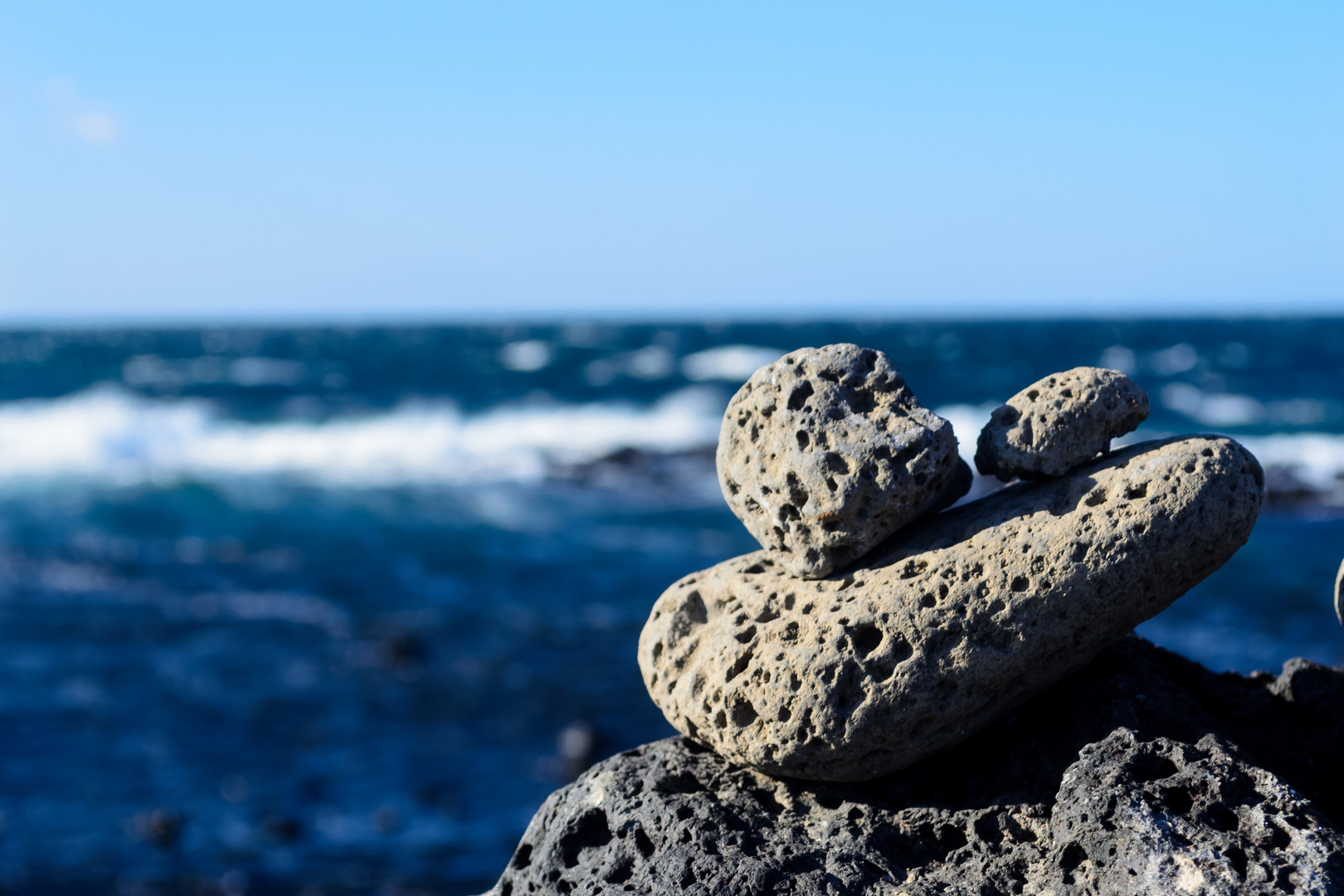 Steinpyramide am Meer