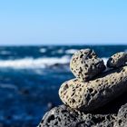 Steinpyramide am Meer