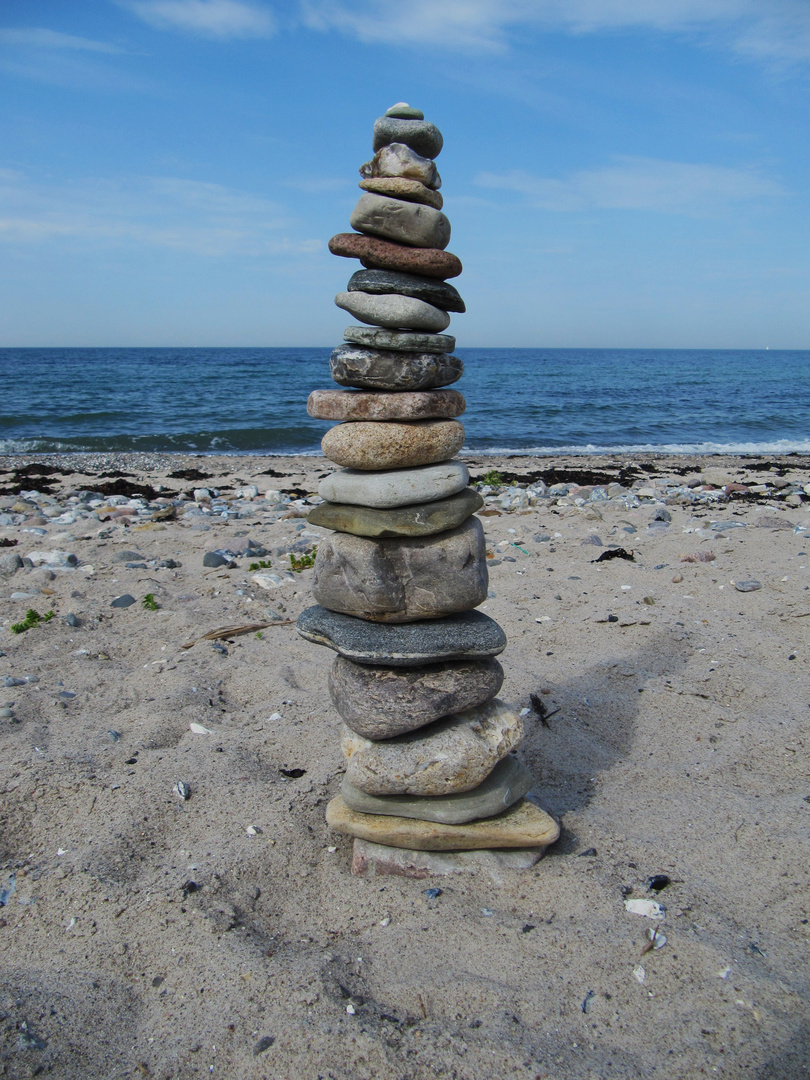 Steinpyramide am Strand von Westermarkelsdorf