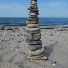 Steinpyramide am Strand von Westermarkelsdorf