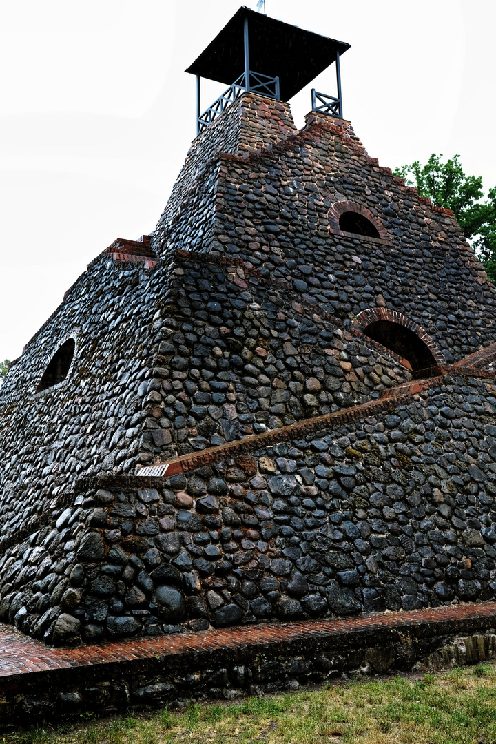 Steinpyramide bei Garzau im Regen