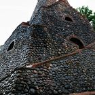 Steinpyramide bei Garzau im Regen