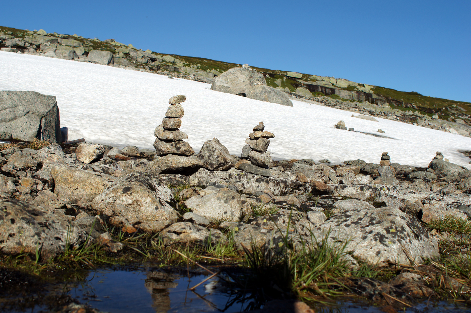 Steinpyramiden als Wegweiser