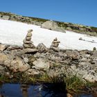 Steinpyramiden als Wegweiser