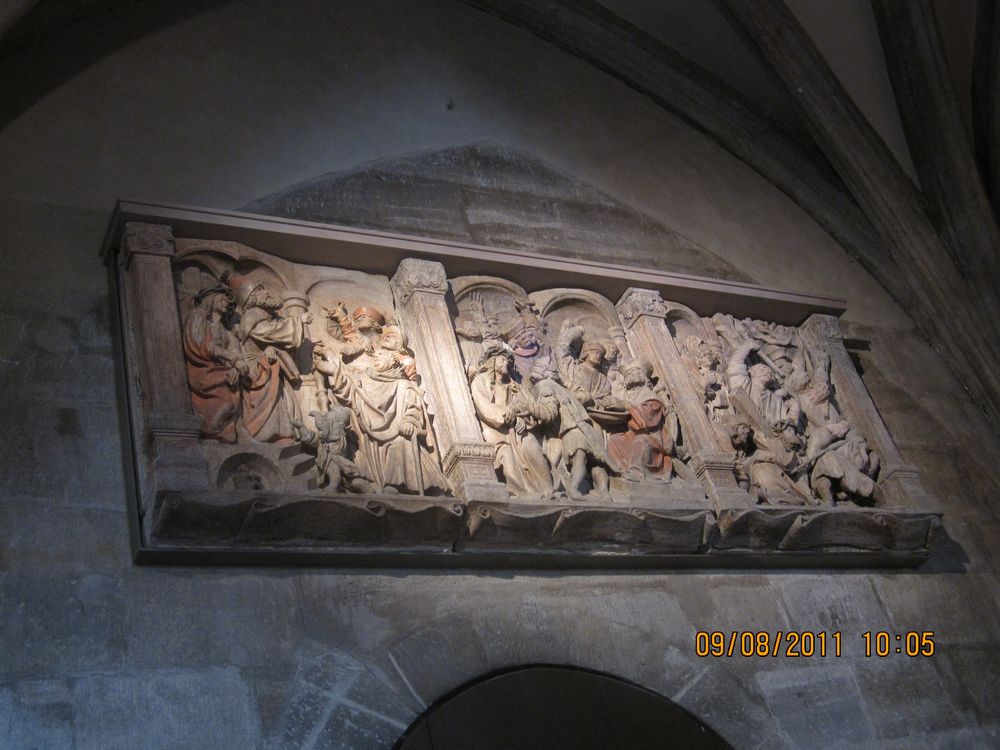 Steinrelief über dem rechten Aufgang zum Reliquienkapelle