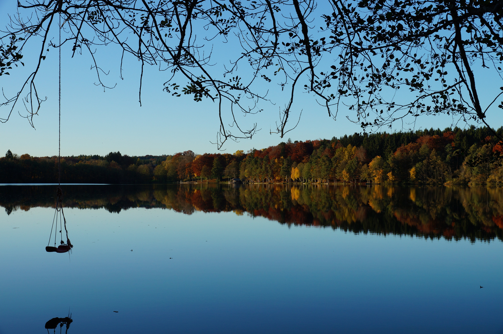 Steinsee im Herbst mit Schaukel