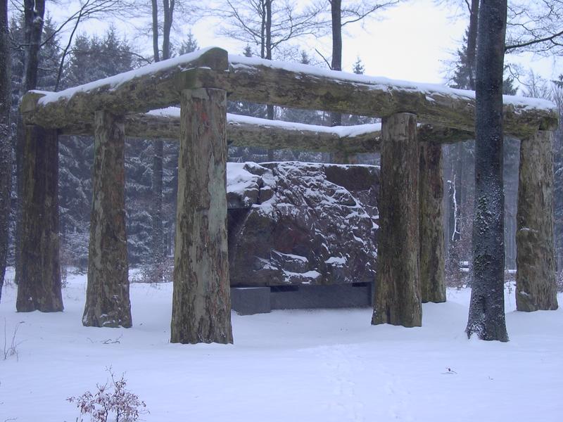 Steinskulptur am Rothaarsteig bei Kühhude