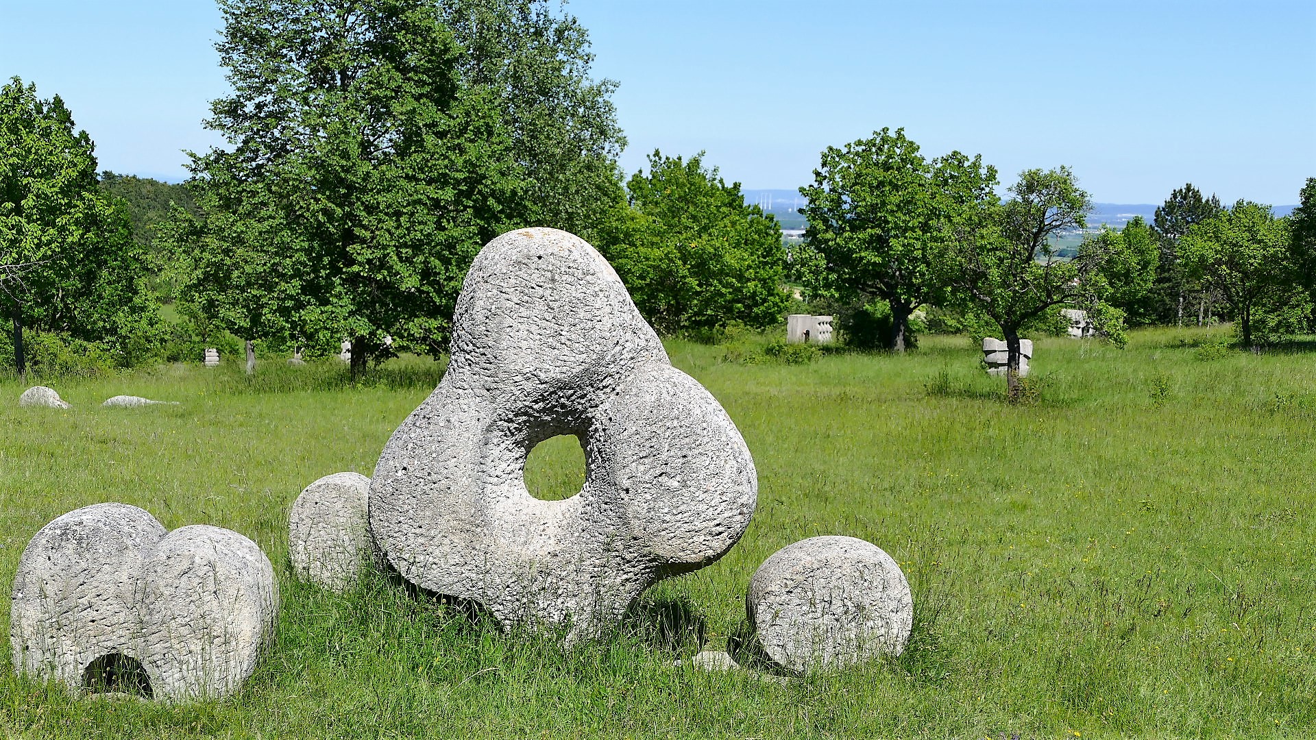 Steinskulptur auf der Wiese