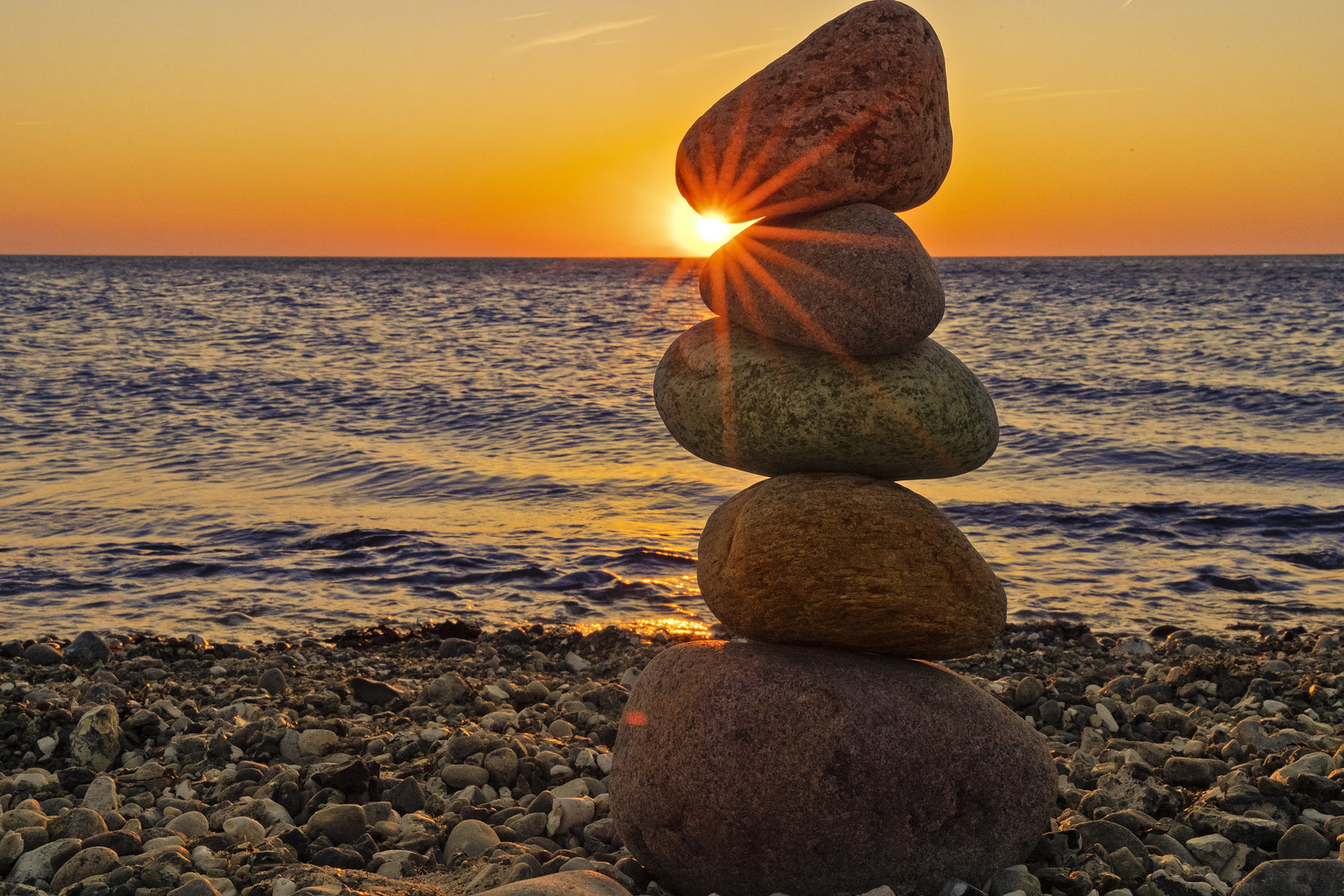 Steinskulptur vor Sonnenuntergang