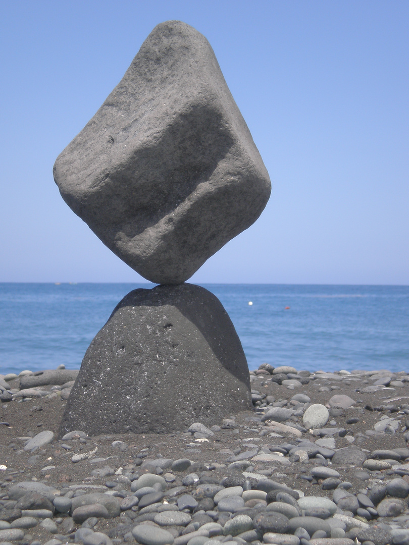 Steinskulpturen am Strand von Puerto Naos II