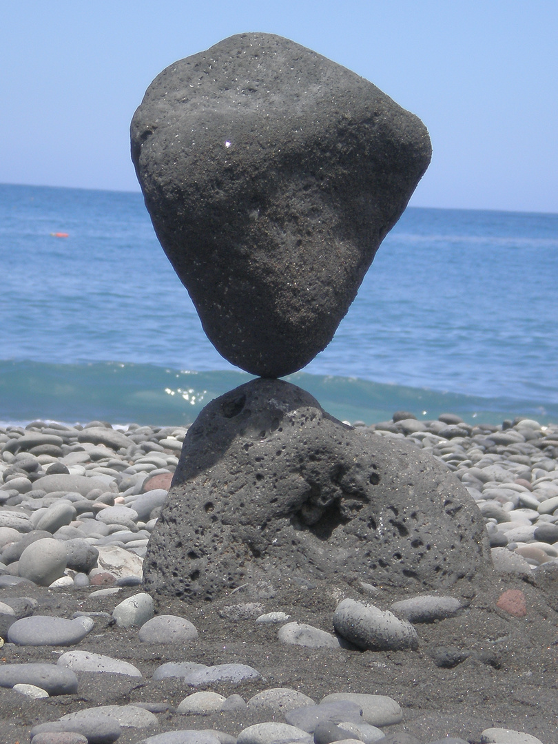 Steinskulpturen am Strand von Puerto Naos III