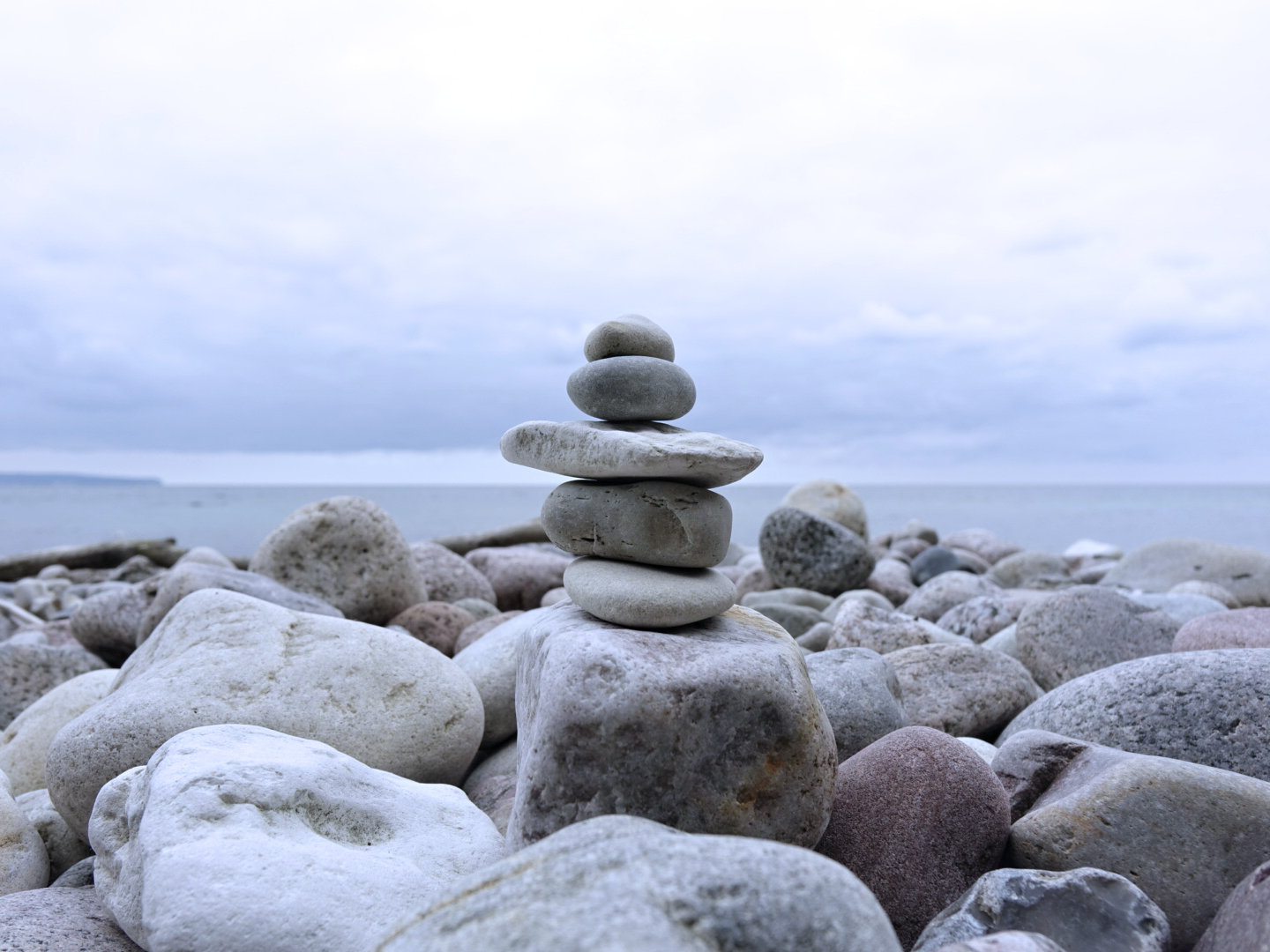 Steinstapel am Ostseestrand bei Binz