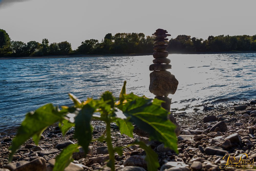 Steinstatuen (Steinhaufen) am Rhein (Leverkusen-Rheindorf)