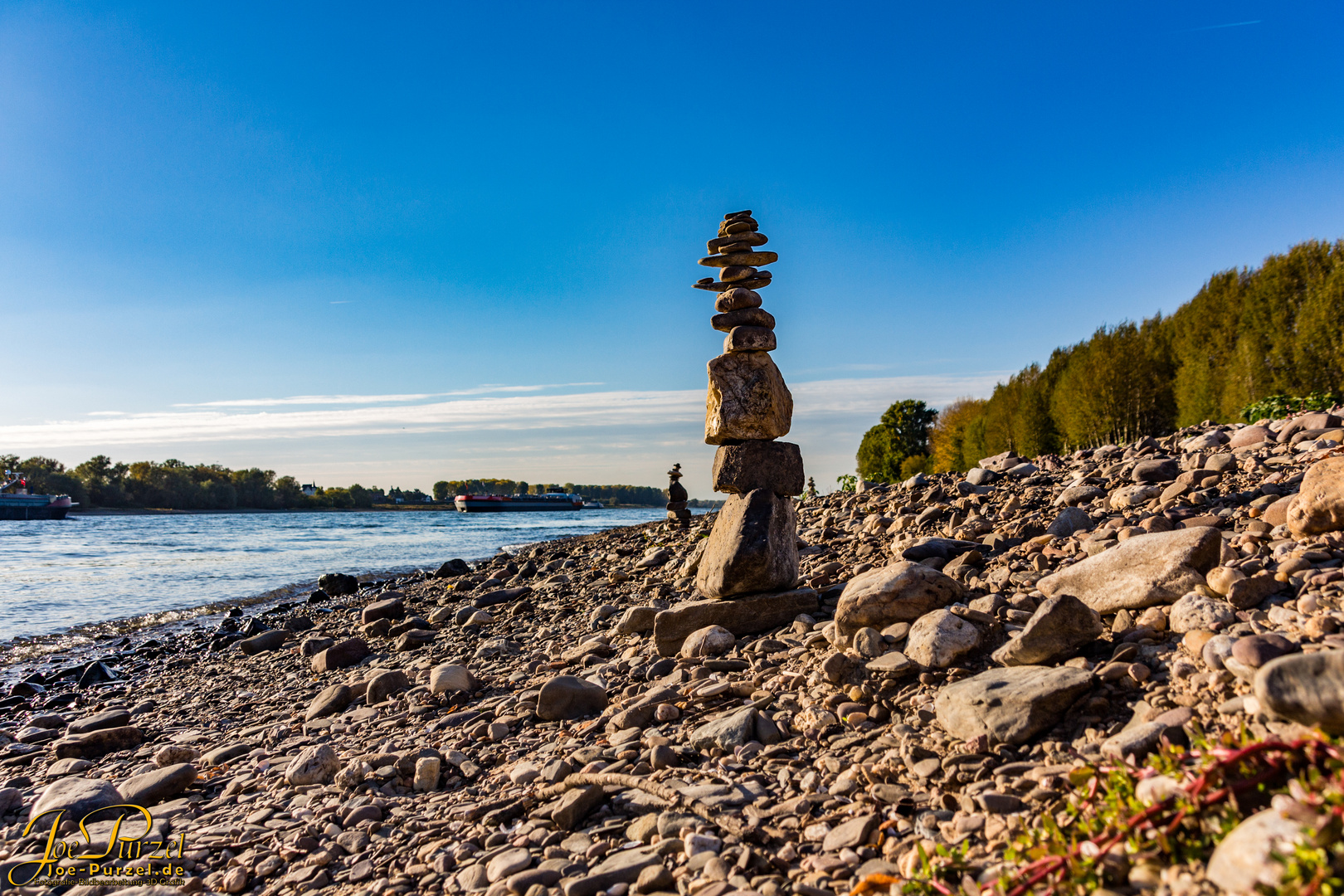 Steinstatuen (Steinhaufen) am Rhein (Leverkusen-Rheindorf)