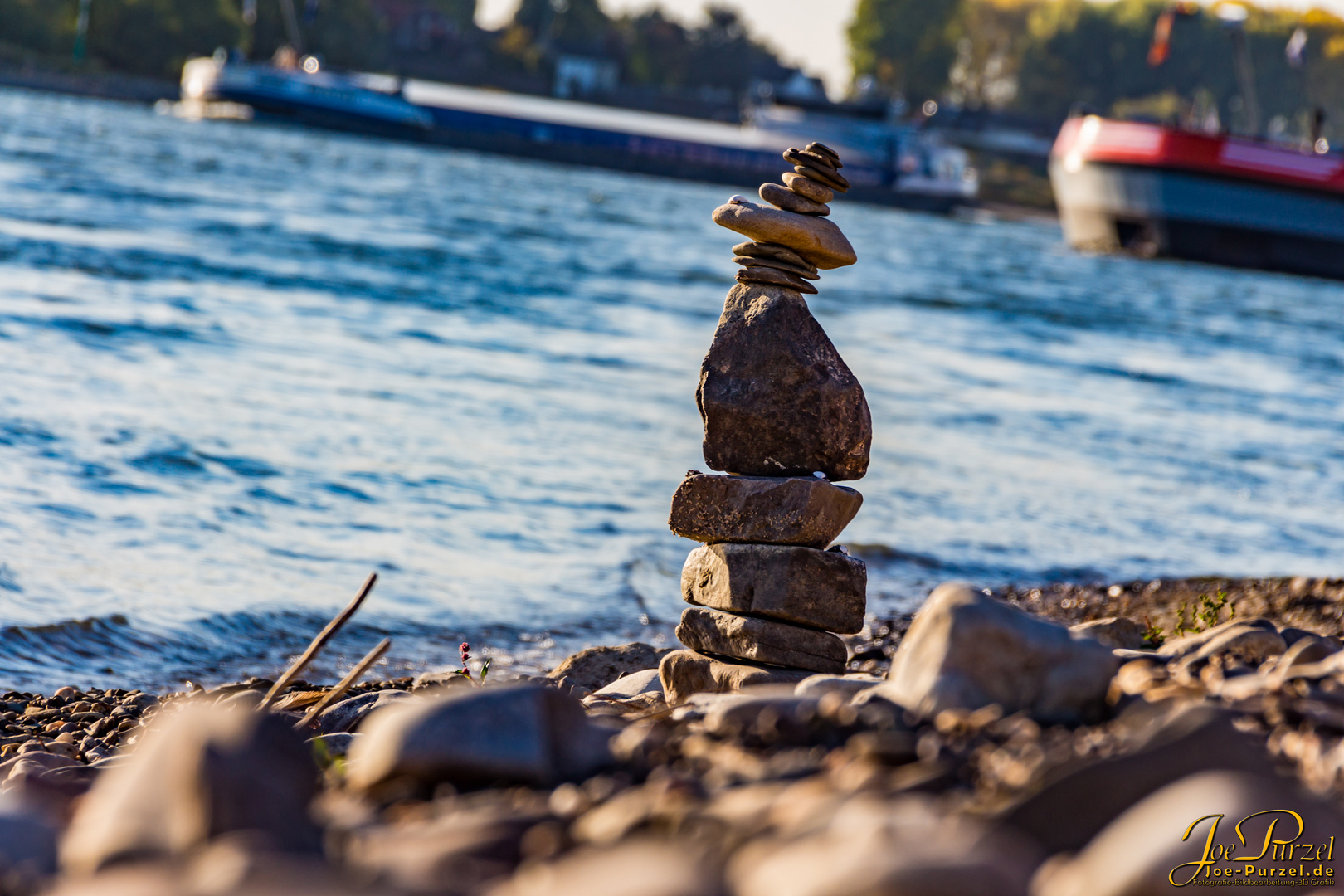 Steinstatuen (Steinhaufen) am Rhein (Leverkusen-Rheindorf)