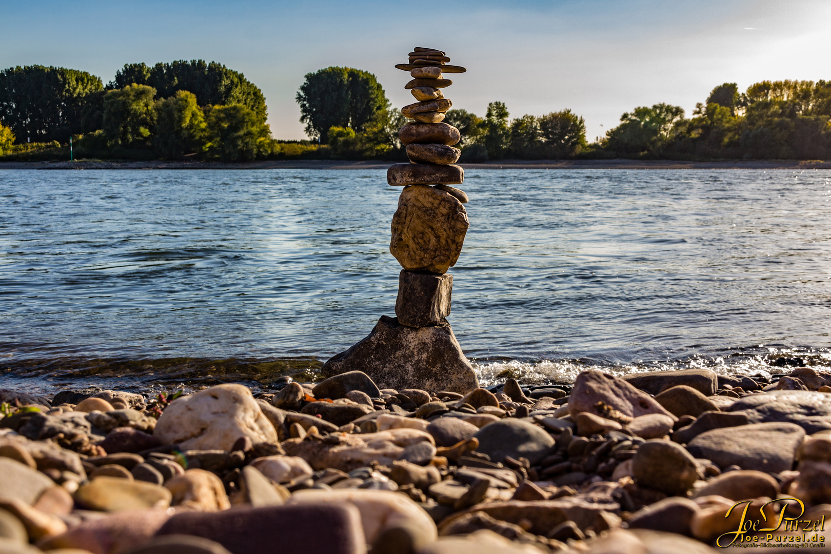 Steinstatuen (Steinhaufen) am Rhein (Leverkusen-Rheindorf)