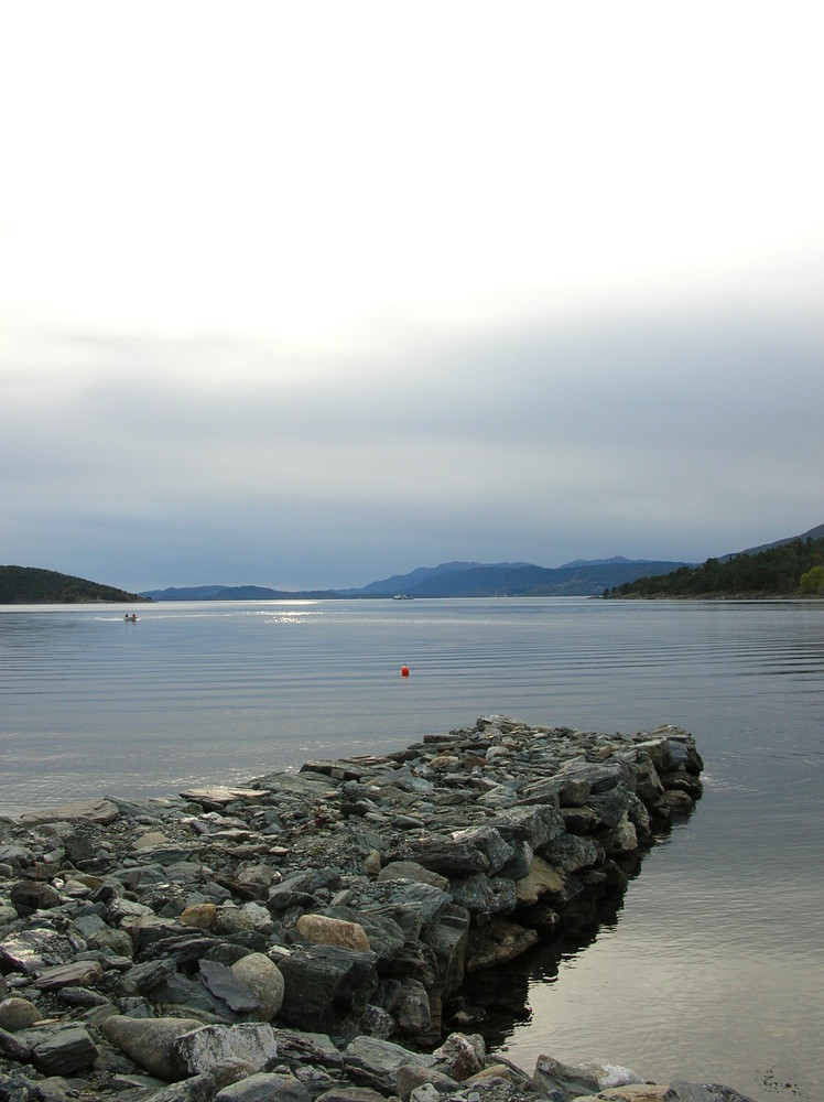 Steinsteg an Fjord
