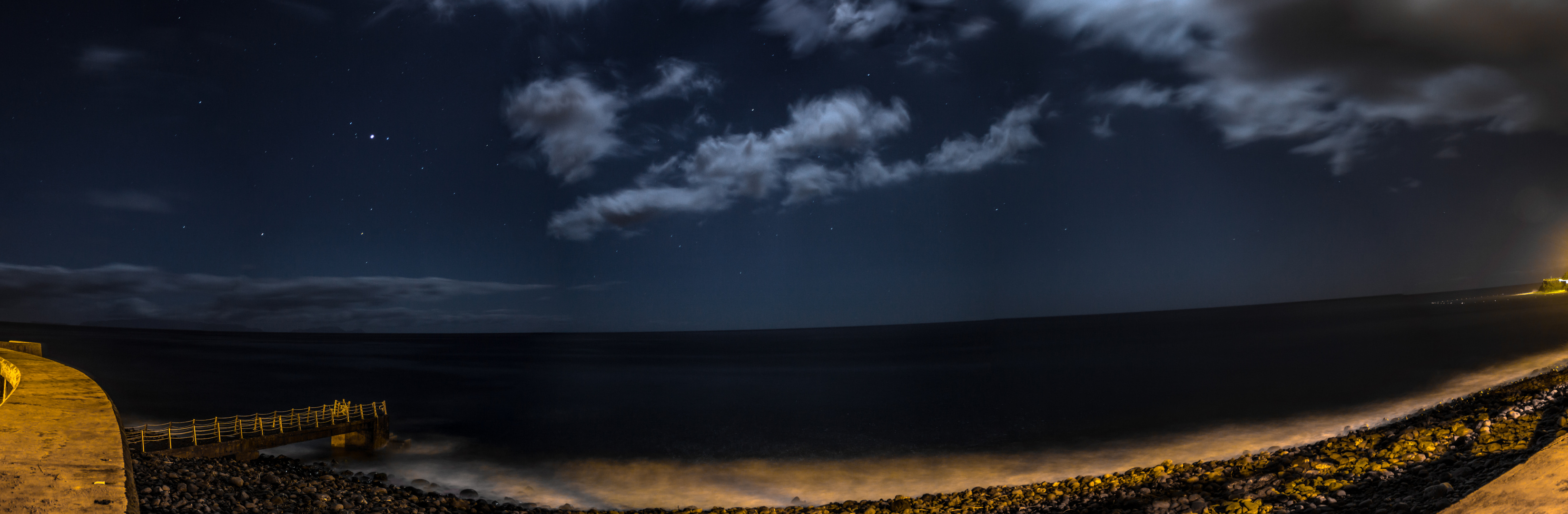 Steinstrand bei Nacht