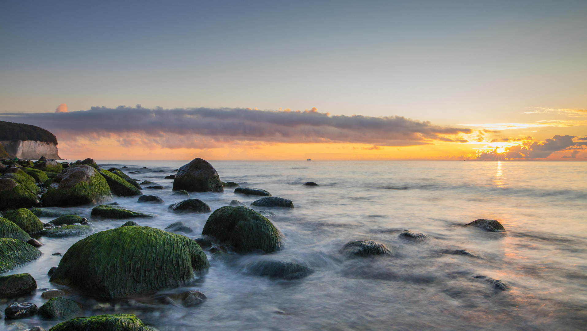 Steinstrand bei Sassnitz, Insel Rügen zur goldenen Stunde