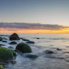 Steinstrand bei Sassnitz, Insel Rügen zur goldenen Stunde