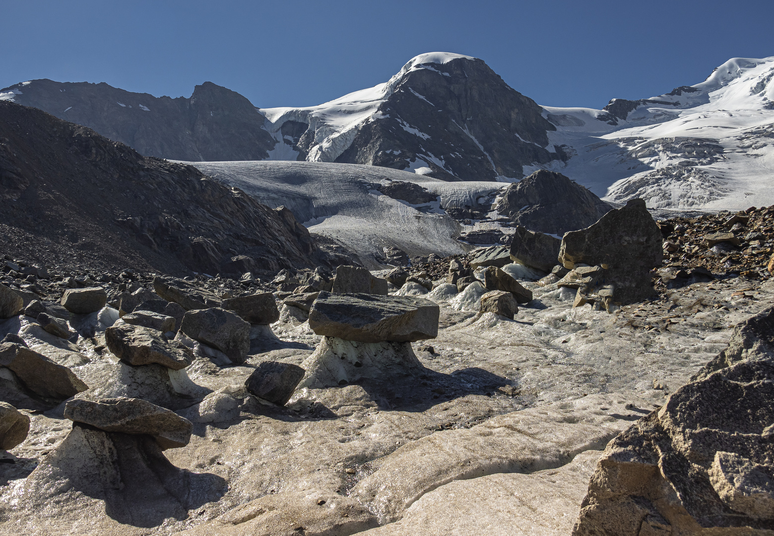 Steintische auf dem Persgletscher