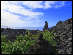 Steintürmchen am Strand von Teneriffa sollen Glück bringen...,,