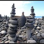 Steintürmchen am Strand von Teneriffa sollen Glück bringen...