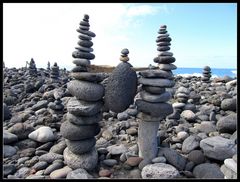 Steintürmchen am Strand von Teneriffa sollen Glück bringen...