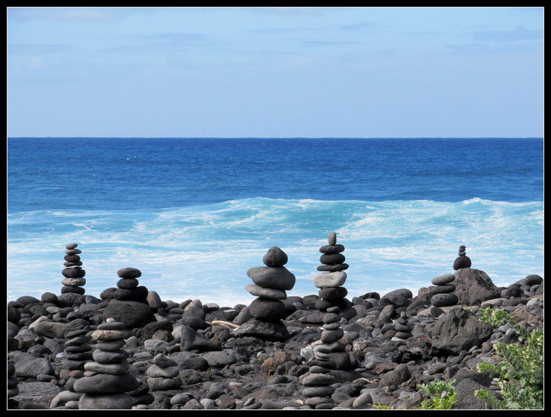 Steintürmchen am Strand von Teneriffa sollen Glück bringen...,