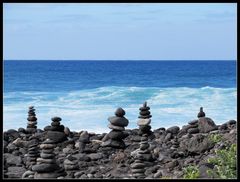 Steintürmchen am Strand von Teneriffa sollen Glück bringen...,