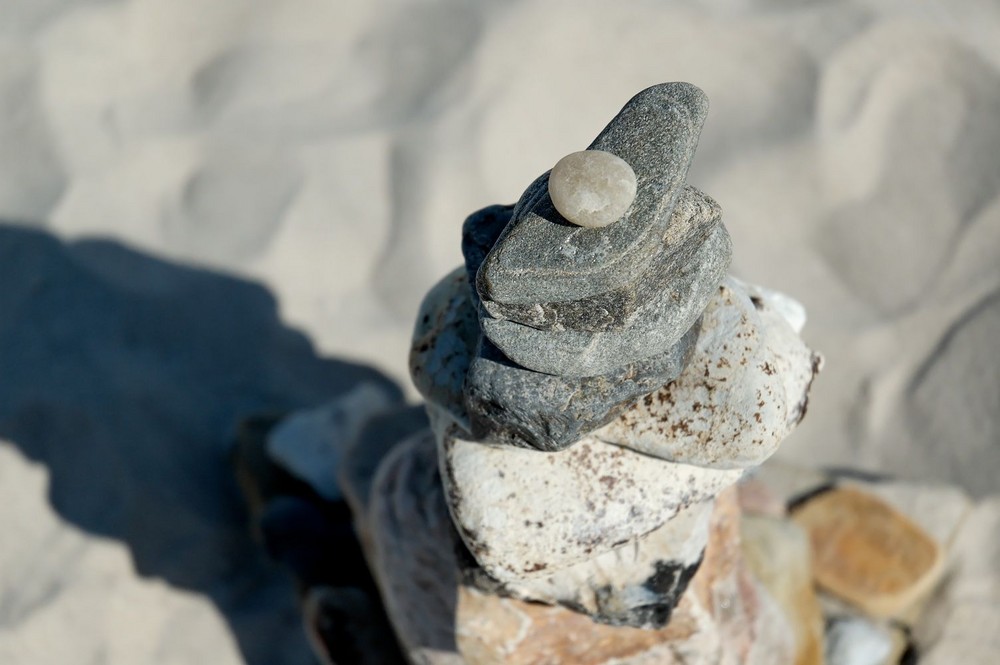 Steinturm am Strand