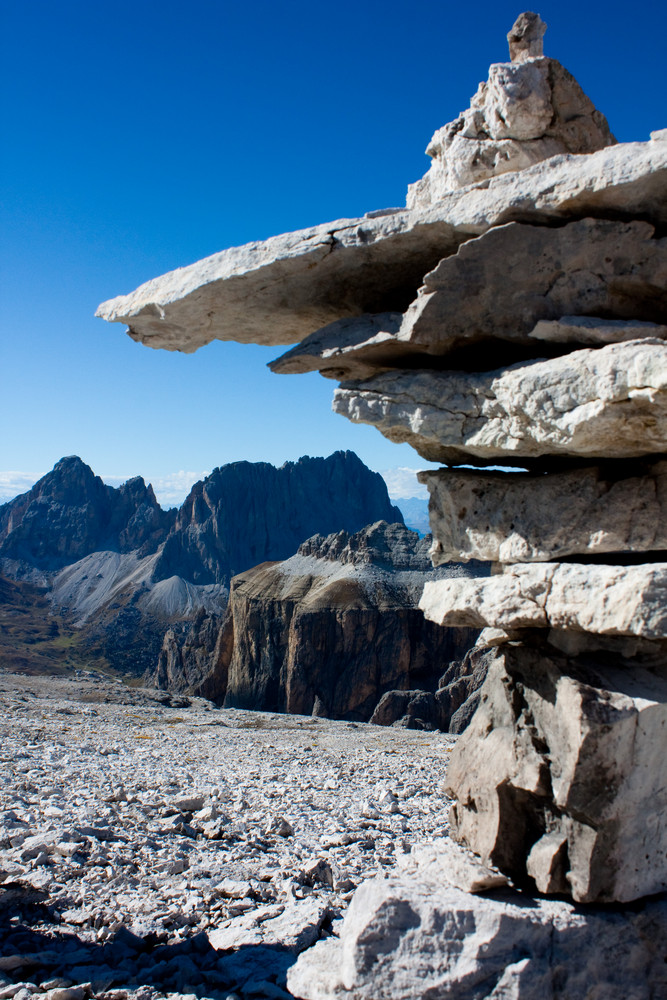 Steinturm auf Gipfel von Pordoi