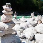 Steinturm vor türkisem Wildwasser