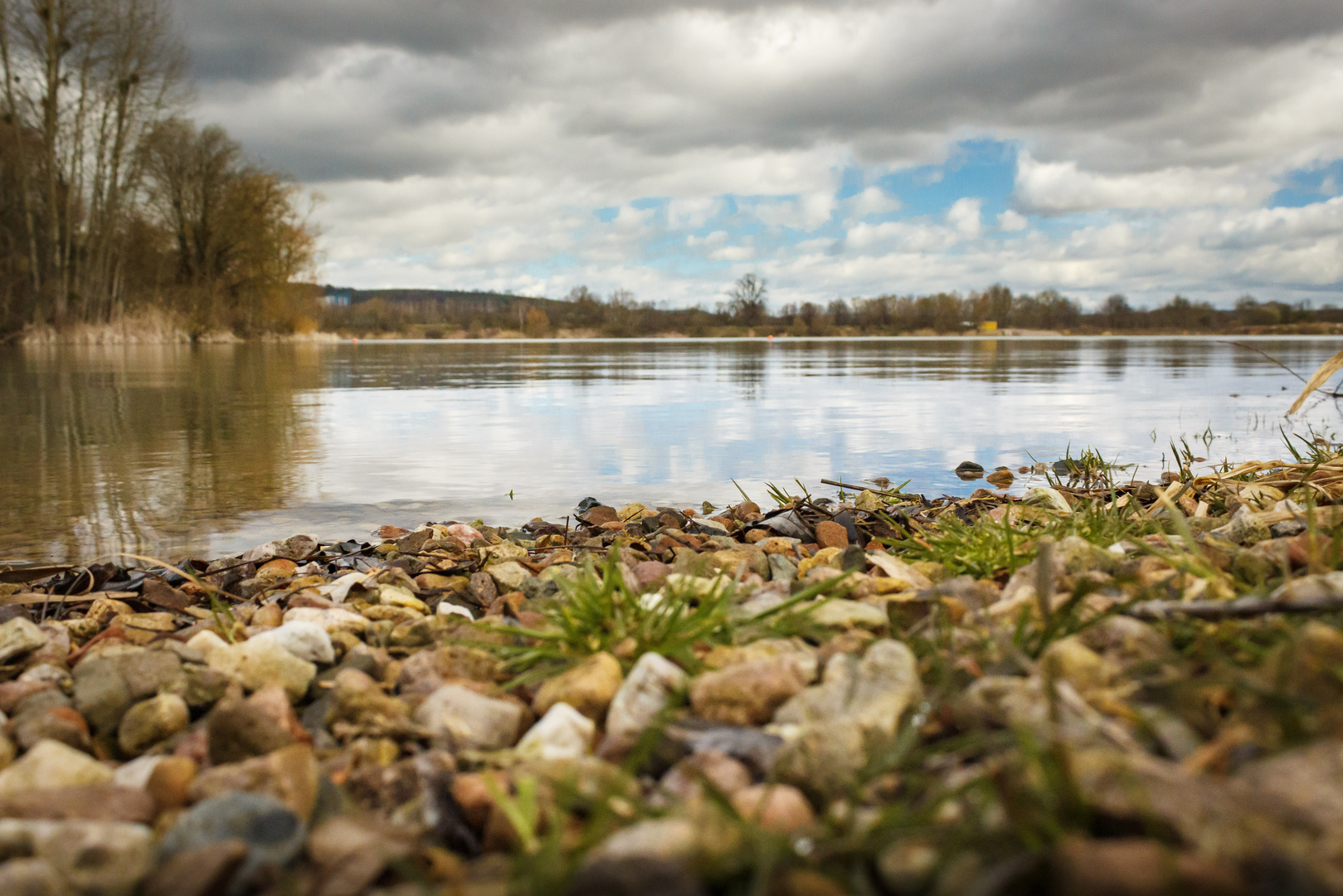 Steinufer am See