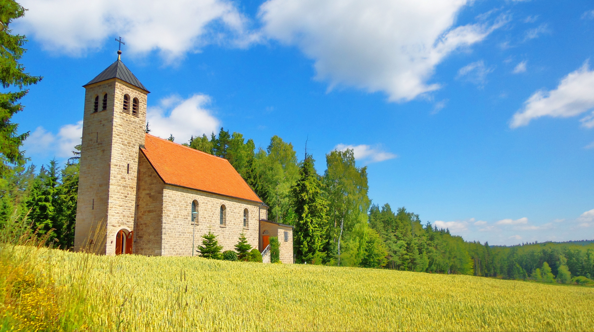 Steinwaldkirche im Sommer