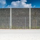 Steinwandmonument vor blauem Himmel