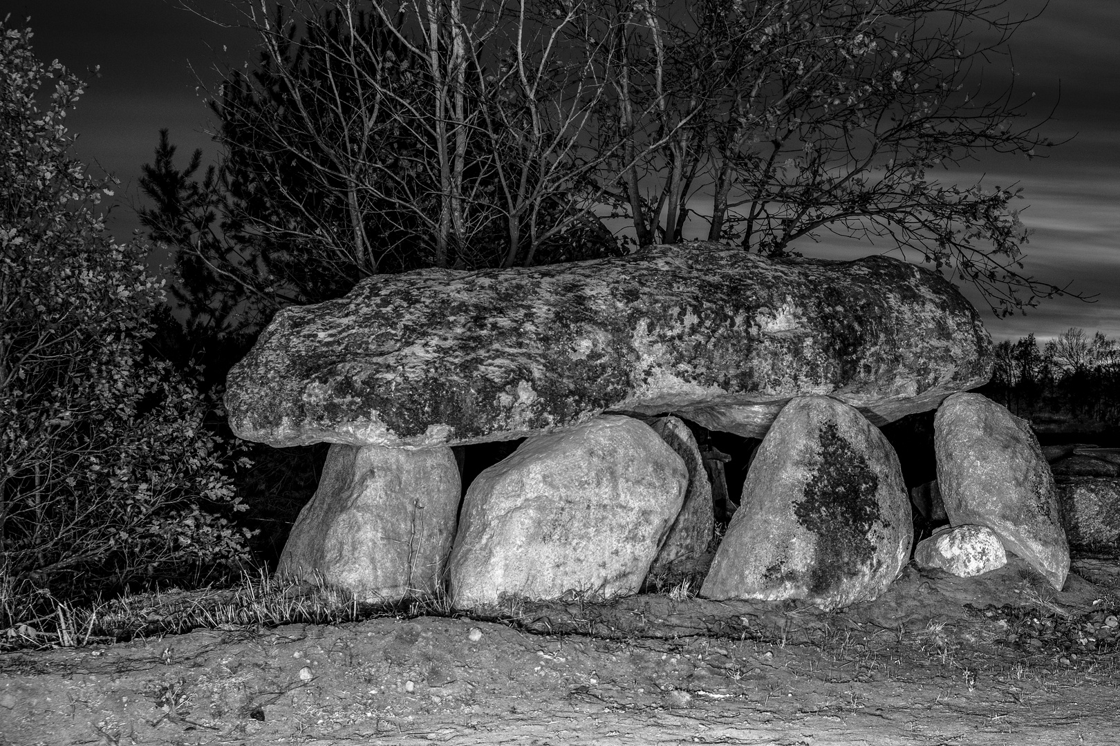 Steinzeitgrab Lichtmalerei - Stone age grave light painting