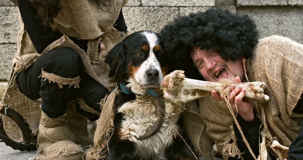 Steinzeitmenschen beim Abendessen mit ihrem Hund! Foto Steinzeitmenschen beim Abendessen mit ihrem Hund! Foto