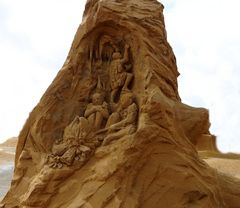 Steinzeitmenschen Sandskulpturen