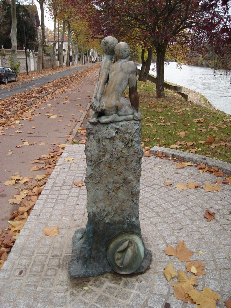 Stéle à la mémoire du Poète chanteur Charles Trenet