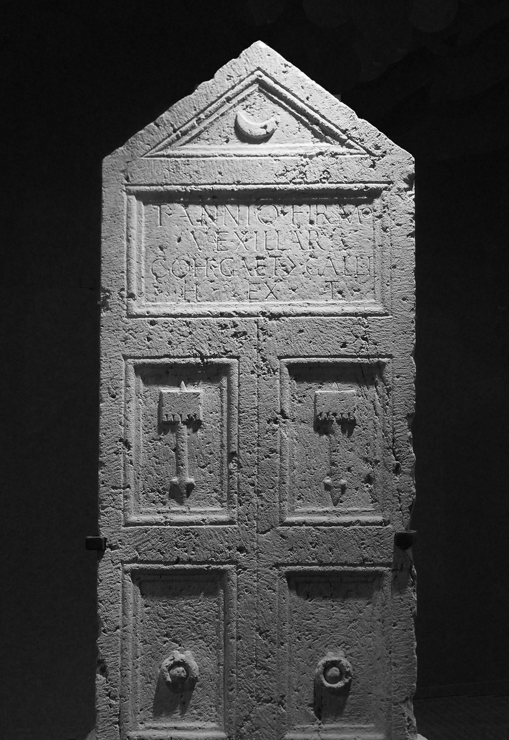 Stèle funéraire en forme de porte de tombeau (1er siècle)