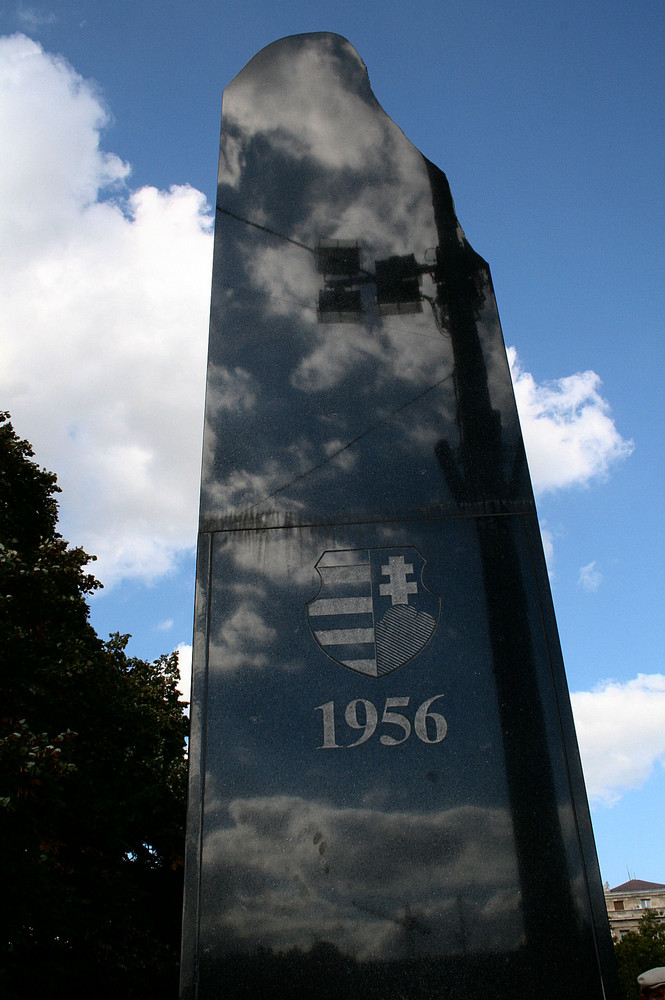 Stele vor dem ungarischen Parlament...