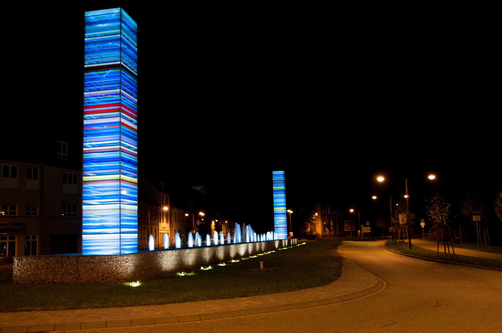 Stelen bei Nacht