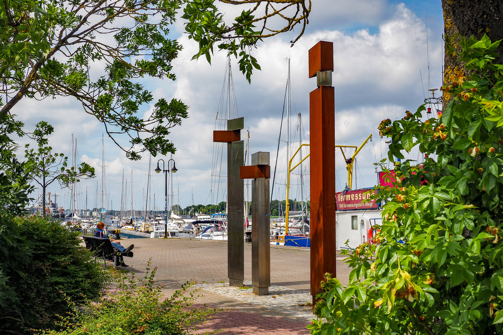 Stelen erinnern am Stadthafen an Rostocks Ehrenbürger Walter Kempowski