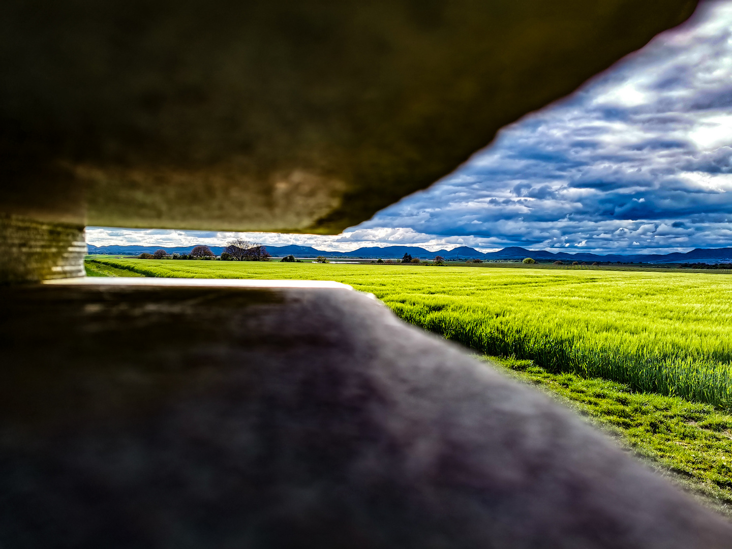 Stelen in Herxheim mit schönem Wolkenfeld über dem Pfälzerwald 