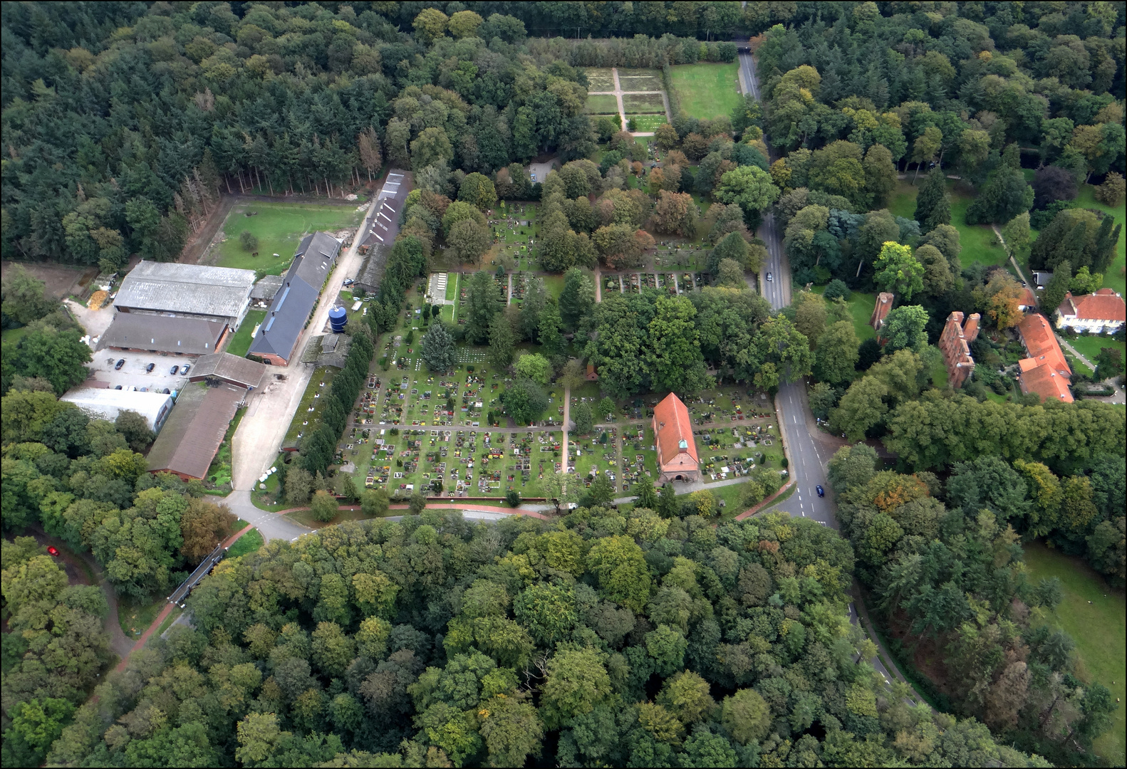 St.Elisabeth Kirche und Friedhof....